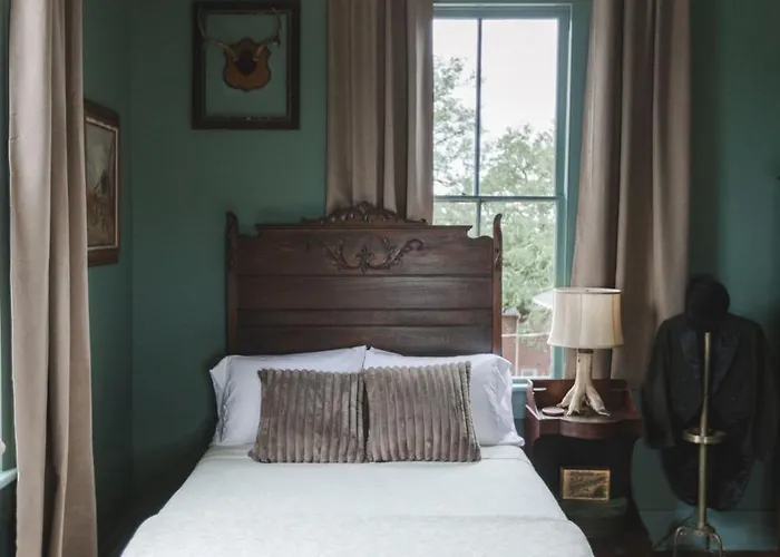 The Gilded Lady- The Gentleman's * Pensacola