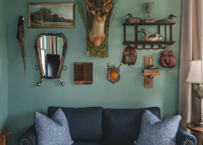 The Gilded Lady- The Gentleman's Apartment *