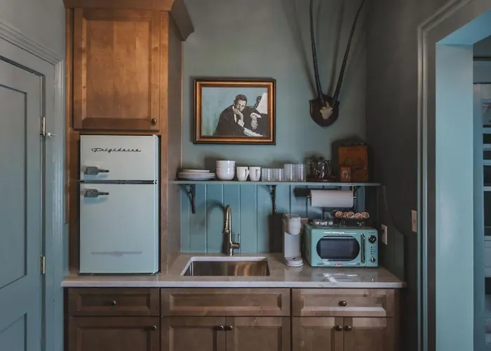 The Gilded Lady- The Gentleman's Apartment